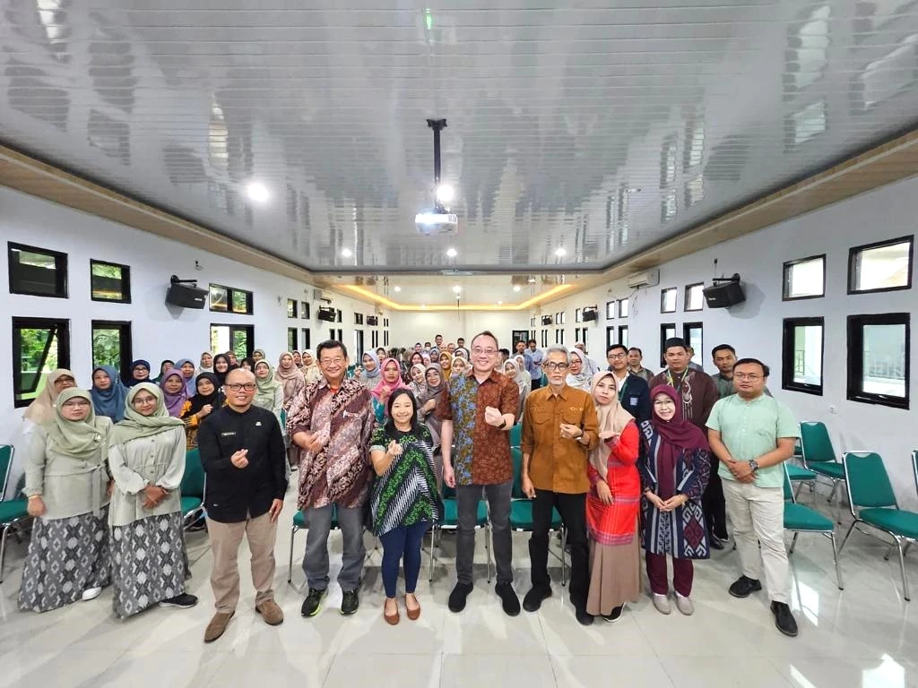 SMKN 1 Tasikmalaya校長Dr. H. Wawan, S.Pd, MMおよび教師陣との写真撮影