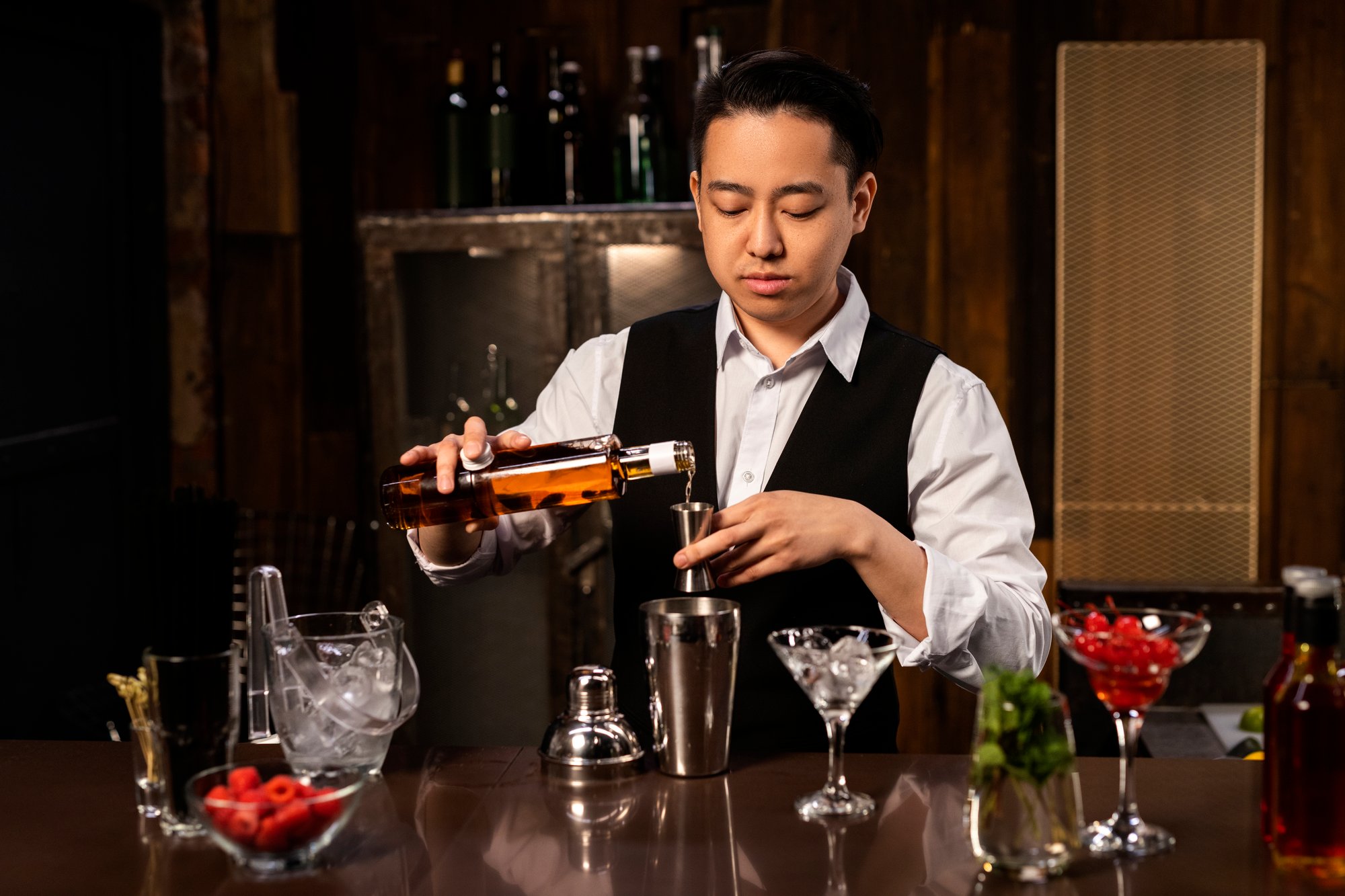 medium-shot-man-preparing-drink (1)